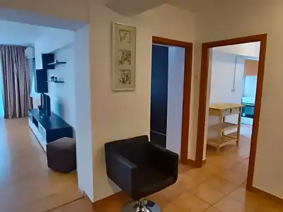 Apartament de inchiriere living cu scaun si TV Sector 3 Bucuresti